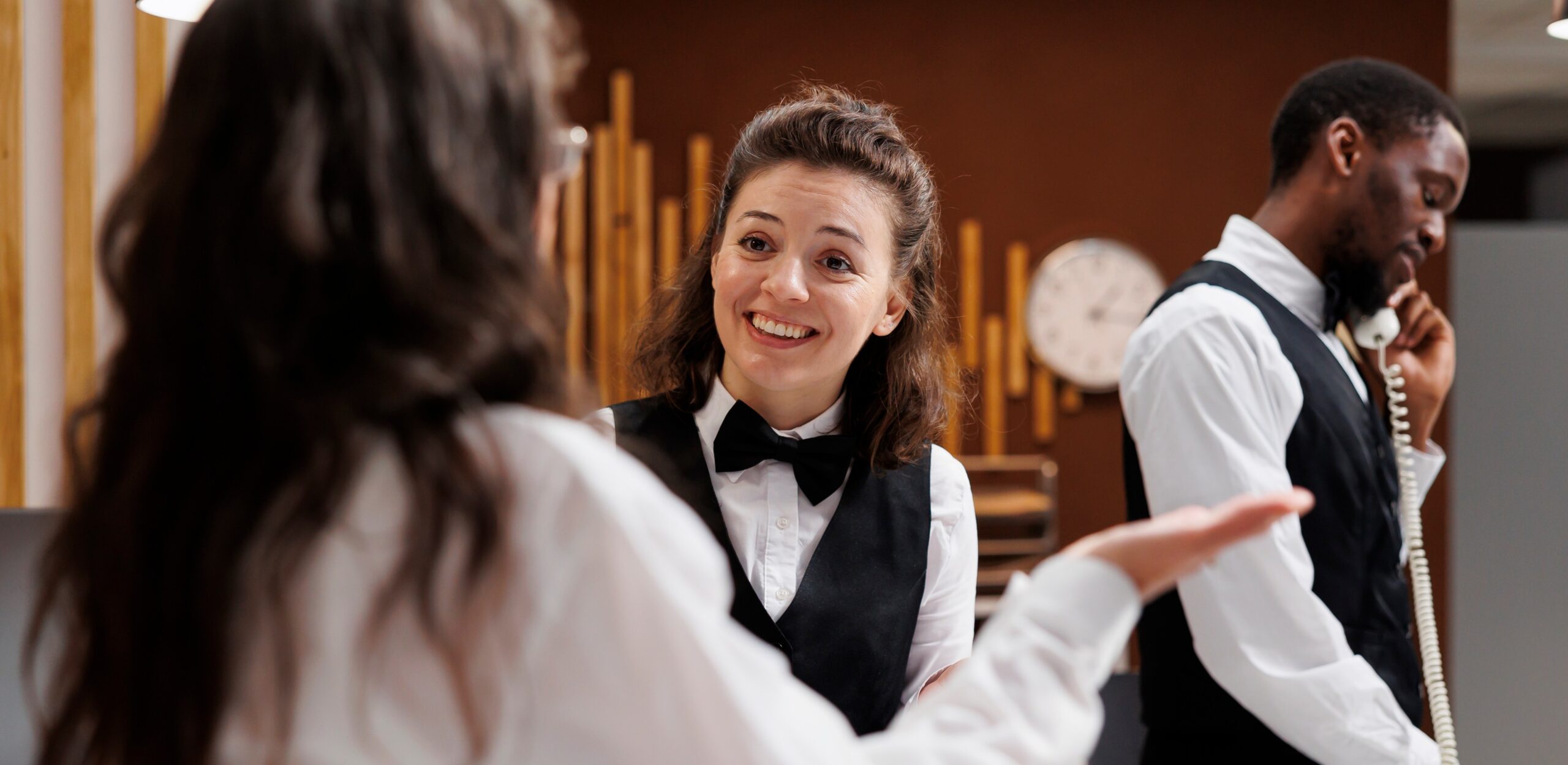 Medewerkers van een dienstverlenend bedrijf in gesprek met een klant