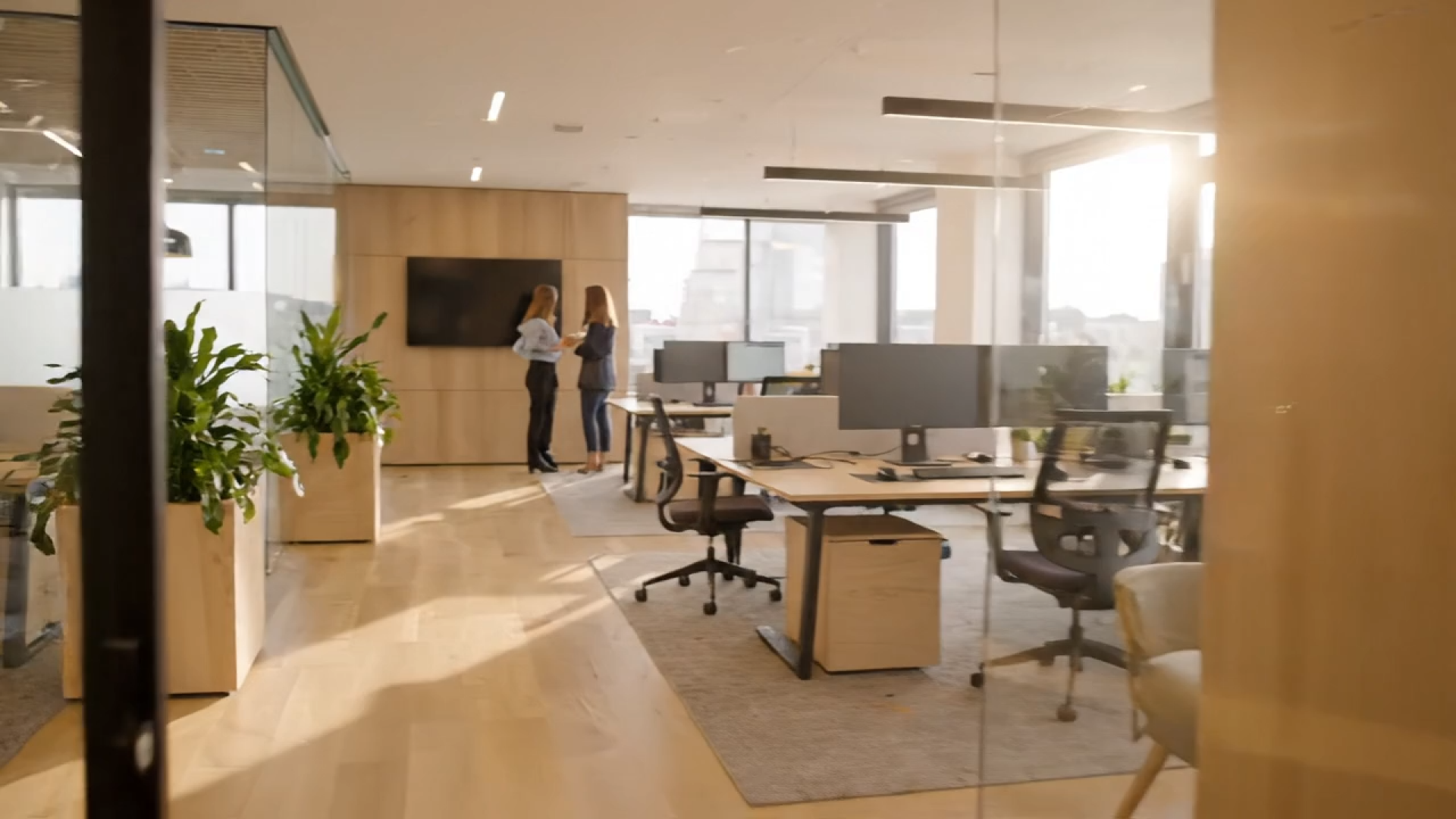 Modern kantoor met glazen wanden en werkende collega's