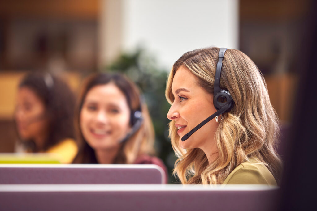Customer succes manager met headset in gesprek met een klant